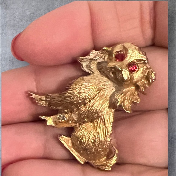 Gold tone Dog brooch with red rhinestones eyes - Picture 7 of 8